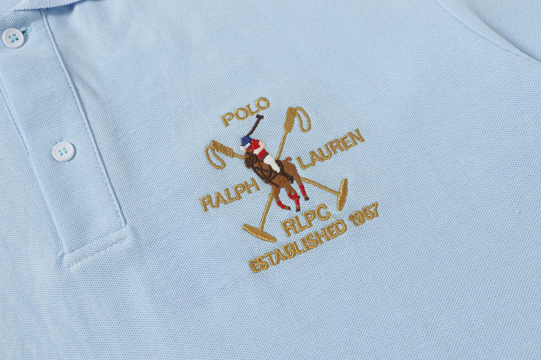 P156 Style number: A015 [Ralph Lauren classic letter logo embroidered Polo shirt] ✅250 grams of fine cotton pique fabric, custom-woven and dyed threads ✅Original stickers Scan the QR code to enter the official website ✅Large version, loose and stylish, can wear up to 210 pounds Color: black, white, navy, blue, sky blue, dark gray, floral gray Size: S-XL